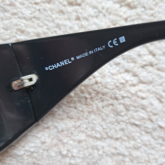 Chanel sunglasses with case & pouch - Picture 7 of 7